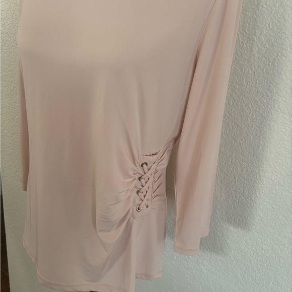 Elegant Blush Blouse with Side Detail - Picture 3 of 7